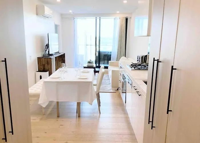 M-City Apartment - Executive Twin King Ensuites - Fully Equipped - Free Parking, Fast Wifi, Smart Tv, Netflix, Complementary Drinks & Amenities - M-City Shopping Centre Clayton 3168